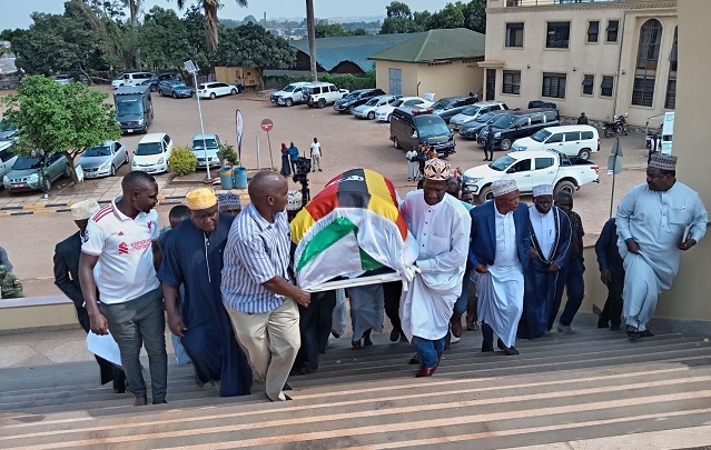 Muslims-carrying-General-Moses-Alis-body-into-the-national-mosque